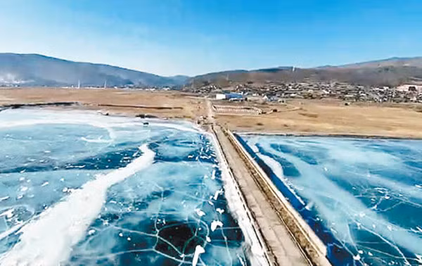 Một nhà máy của Công ty AquaSib đang được xây dựng ven hồ Baikal.