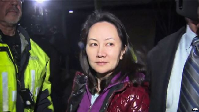 Và Mạnh Vãn Chu tại tòa án sau khi được bảo lãnh tại ngoại.