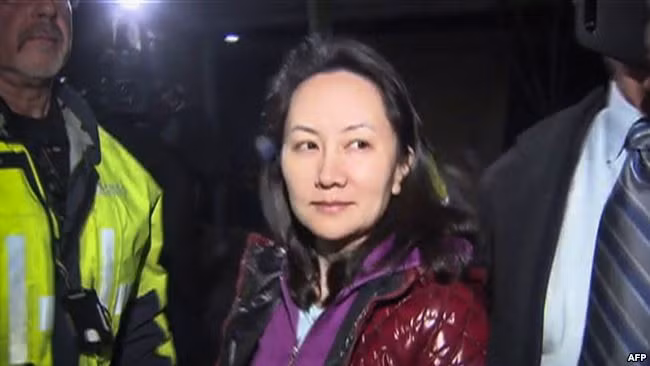 Và Mạnh Vãn Chu tại tòa án sau khi được bảo lãnh tại ngoại.