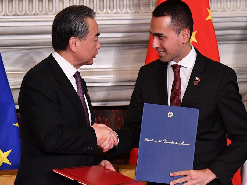 Ngoại trưởng Trung Quốc Vương Nghị và Phó Thủ tướng Italy Luigi Di Maio ký Bản ghi nhớ về việc Italia tham gia “Vành đai, con đường”. Ngoại trưởng Trung Quốc Vương Nghị và Phó Thủ tướng Italy Luigi Di Maio ký Bản ghi nhớ về việc Italia tham gia “Vành đai, con đường”.