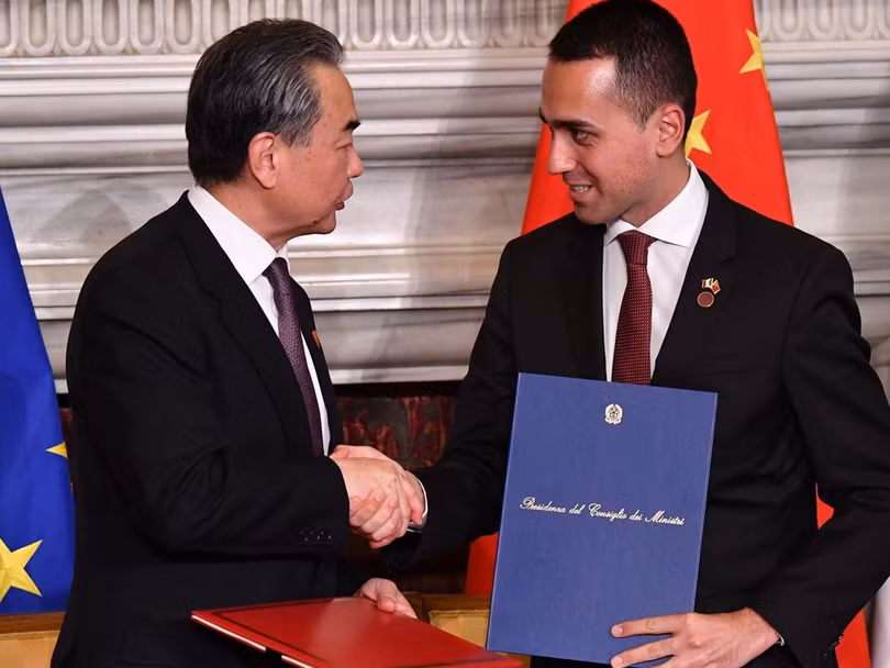 Ngoại trưởng Trung Quốc Vương Nghị và Phó Thủ tướng Italy Luigi Di Maio ký Bản ghi nhớ về việc Italia tham gia “Vành đai, con đường”.