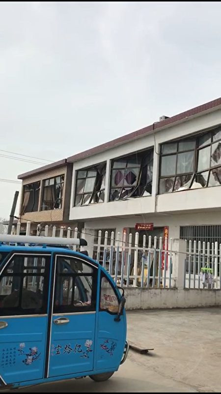 Cửa kính nhà cách 5 km cũng bị vỡ Cửa kính nhà cách 5 km cũng bị vỡ