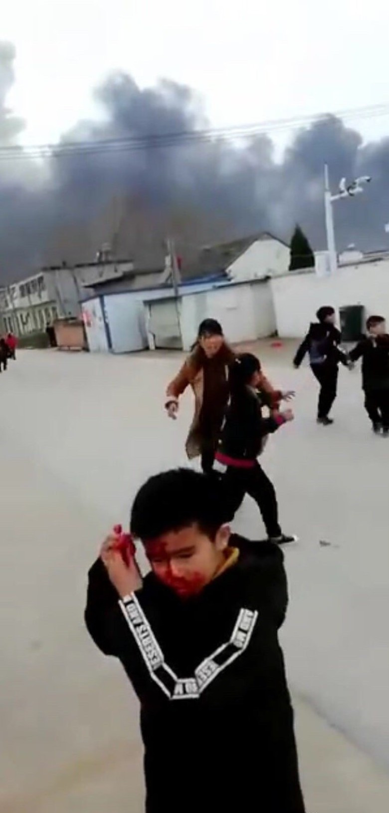 Nhiều trẻ em trong trường học gần đó bị thương Nhiều trẻ em trong trường học gần đó bị thương