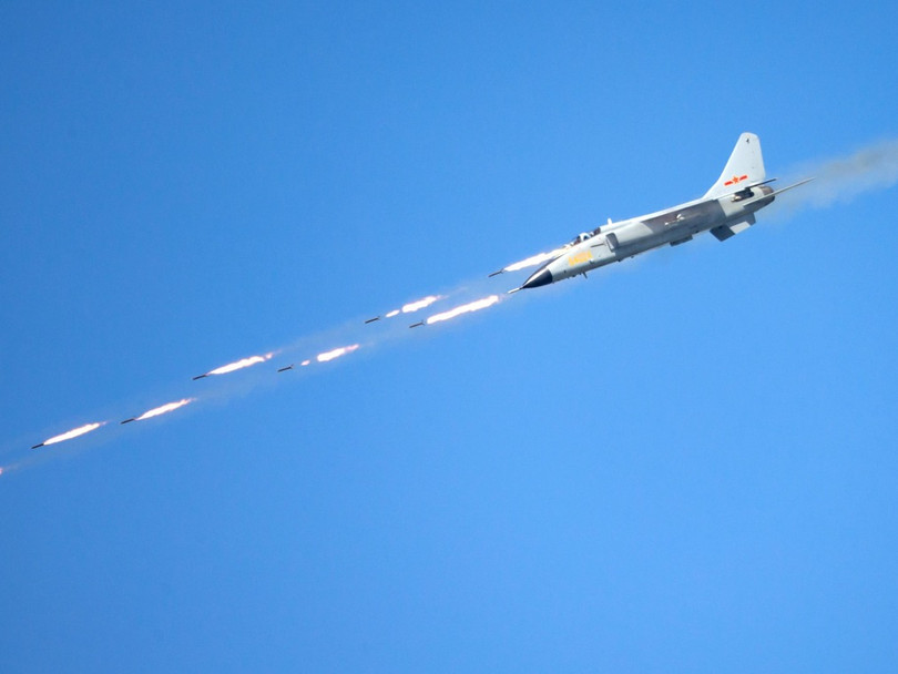 Một chiếc JH-7A đang tấn công mục tiêu dưới đất