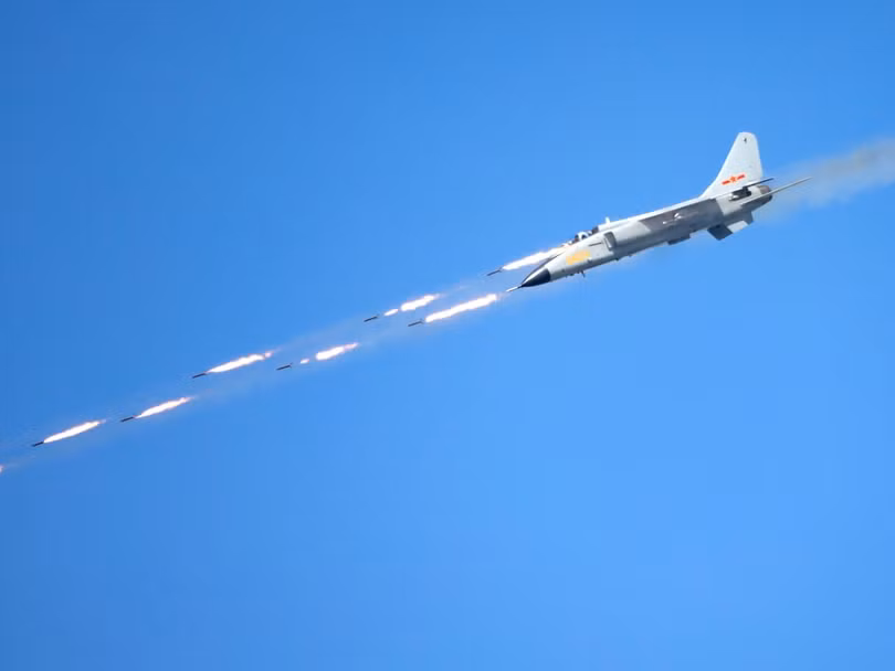 Một chiếc JH-7A đang tấn công mục tiêu dưới đất