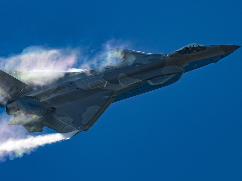 Máy bay tàng hình J-20 do Trung Quốc tự sản xuất được họ cho là sánh ngang các máy bay cùng loại của Mỹ, Nga. Máy bay tàng hình J-20 do Trung Quốc tự sản xuất được họ cho là sánh ngang các máy bay cùng loại của Mỹ, Nga.