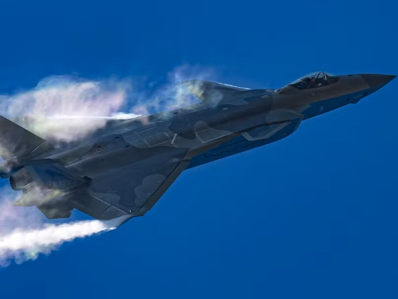 Máy bay tàng hình J-20 do Trung Quốc tự sản xuất được họ cho là sánh ngang các máy bay cùng loại của Mỹ, Nga.