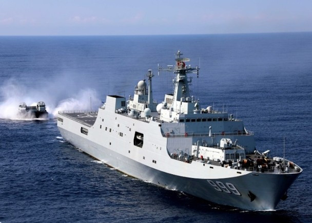 Chiếc 999 Tỉnh Cương Sơn thả tàu đệm khí cao tốc Type 726 xuống biển.