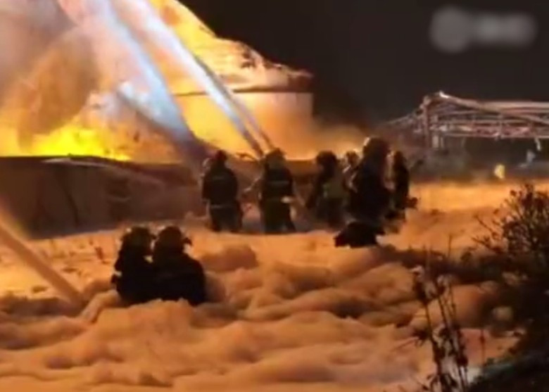 930 lính cứu hỏa được huy động để dập lửa suốt đêm 21.3 930 lính cứu hỏa được huy động để dập lửa suốt đêm 21.3