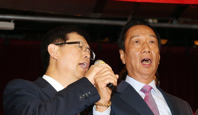 Tân chủ tịch Foxconn Liu Young-way (trái) và cựu Chủ tịch Terry Gou (phải). Ảnh: SCMP Tân chủ tịch Foxconn Liu Young-way (trái) và cựu Chủ tịch Terry Gou (phải). Ảnh: SCMP