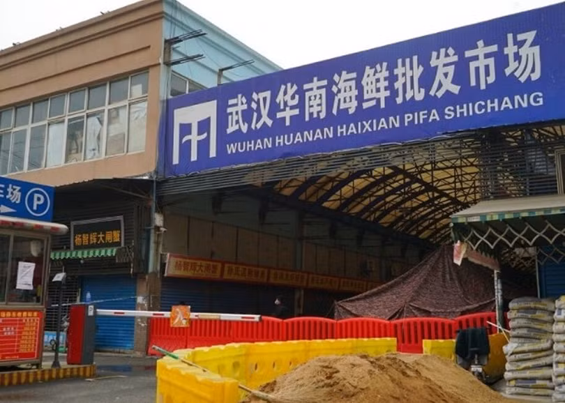 Chợ hải sản Hoa Nam Vũ Hán, nơi được cho là xuất hiện các ca bệnh COVID-19 đầu tiên (Ảnh: DF).