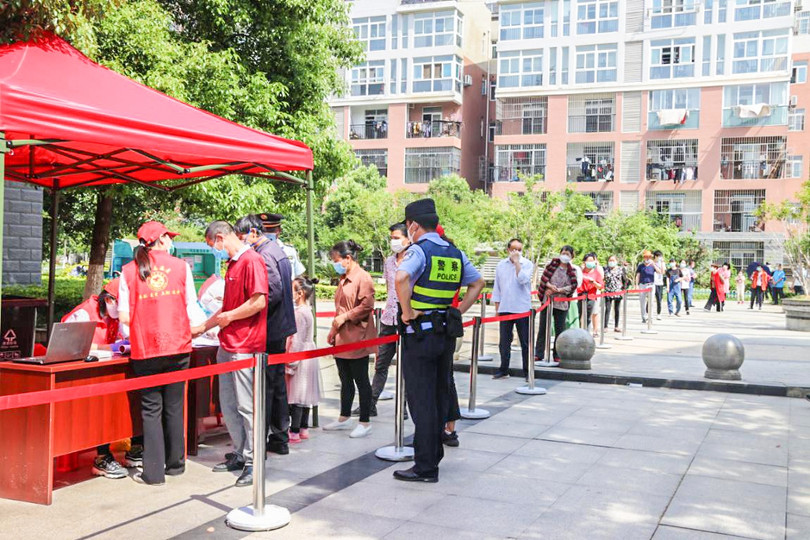 Dân chúng Vũ Hán xếp hàng chờ lấy mẫu tổng xét nghiệm axit nucleic (Ảnh: cnhubei).