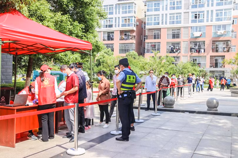 Dân chúng Vũ Hán xếp hàng chờ lấy mẫu tổng xét nghiệm axit nucleic (Ảnh: cnhubei).