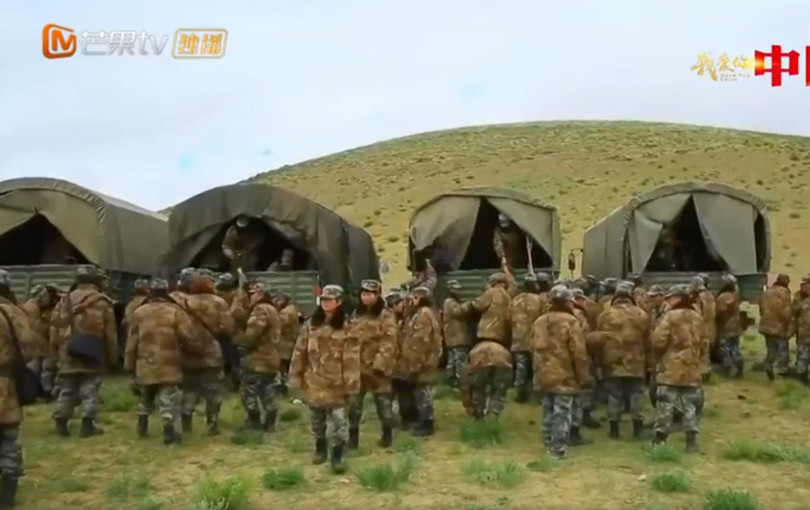 Quân đội Trung Quốc được vận chuyển tăng cường ra khu vực biên giới Trung - Ấn (Ảnh: Đa Chiều).