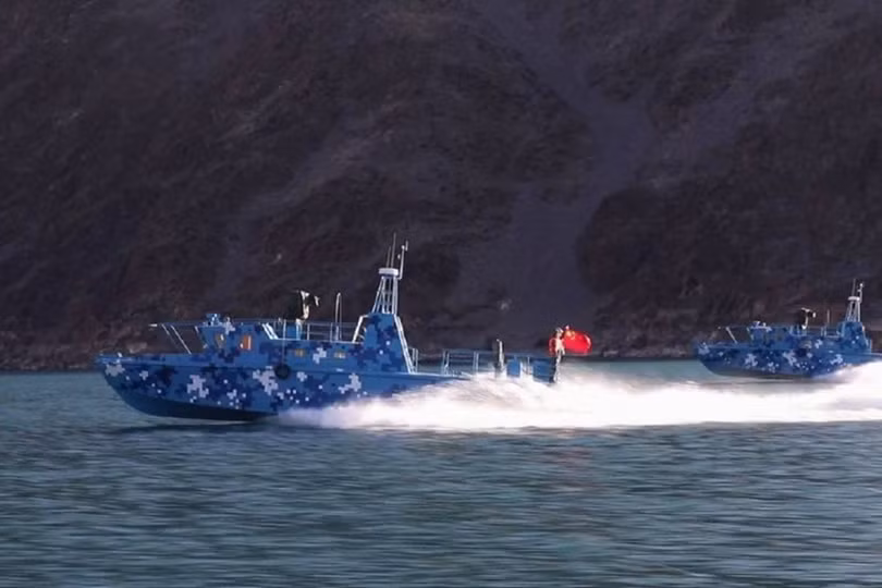 Các xuồng chiến đấu thuộc "Hạm đội Biển Tây" Trung Quốc trên hồ Bangong (Ảnh: Đa Chiều)