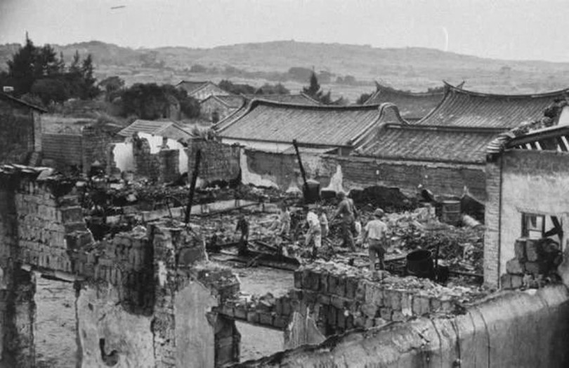 Nhà cửa trên đảo Kim Môn bị trúng đạn pháo (Ảnh tư liệu). Nhà cửa trên đảo Kim Môn bị trúng đạn pháo (Ảnh tư liệu).