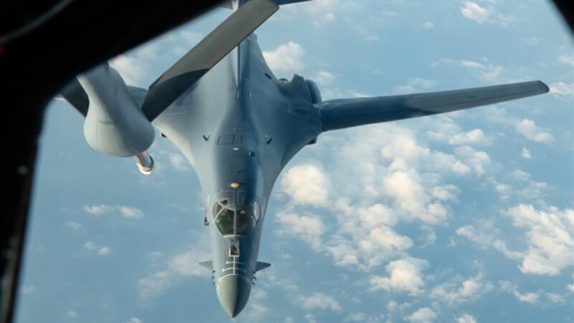 Với sự hỗ trợ của máy bay tiếp dầu trên không, máy bay B-1B đã thực hiện phi vụ kéo dài liên tục 32 giờ từ lục địa Mỹ tới Biển Đông rồi quay về (Ảnh: Aircraft Spots). Với sự hỗ trợ của máy bay tiếp dầu trên không, máy bay B-1B đã thực hiện phi vụ kéo dài liên tục 32 giờ từ lục địa Mỹ tới Biển Đông rồi quay về (Ảnh: Aircraft Spots).