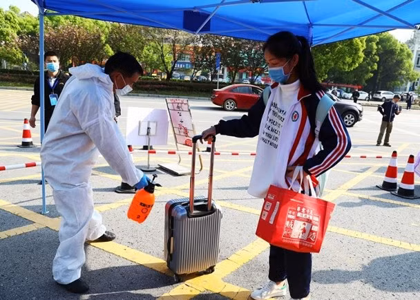 Nhân viên y tế khử trùng cho học sinh nội trú khi đi học trở lại (Ảnh: CNS). Nhân viên y tế khử trùng cho học sinh nội trú khi đi học trở lại (Ảnh: CNS).