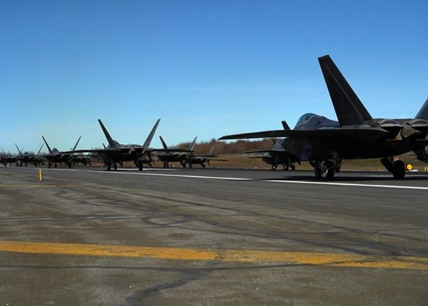 Các máy bay chiến đấu tàng hình F-22 chuẩn bị xuất kích (Ảnh: DF).