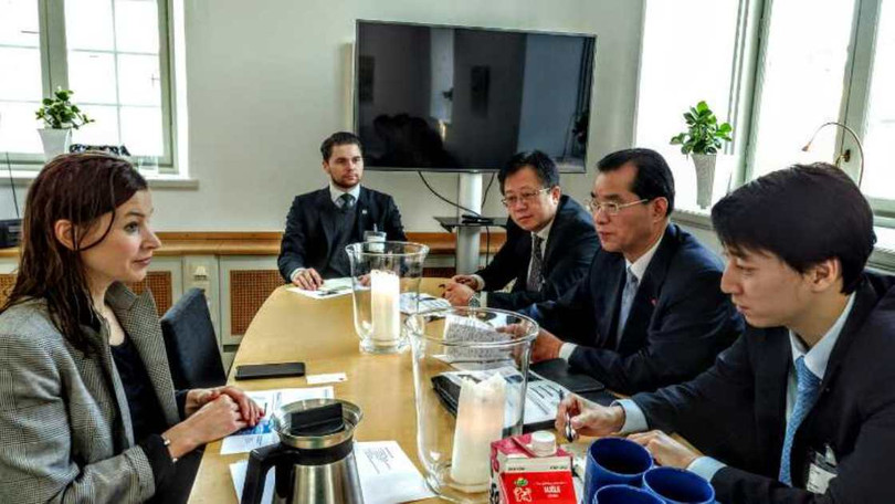 Đại sứ Trung Quốc tại Thụy Điển Quế Tùng Hữu (thứ 2, phải qua) người đã bị Bộ Ngoại giao Thụy Điển triệu tập đến vì đe dọa giới truyền thông nước chủ nhà (Ảnh: internet)