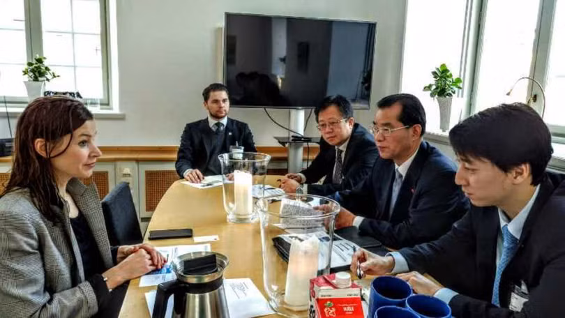 Đại sứ Trung Quốc tại Thụy Điển Quế Tùng Hữu (thứ 2, phải qua) người đã bị Bộ Ngoại giao Thụy Điển triệu tập đến vì đe dọa giới truyền thông nước chủ nhà (Ảnh: internet)