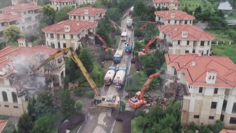 Hơn một ngàn biệt thự xây dựng trái phép tại Tần Lĩnh bị phá bỏ (Ảnh: Caixin). Hơn một ngàn biệt thự xây dựng trái phép tại Tần Lĩnh bị phá bỏ (Ảnh: Caixin).