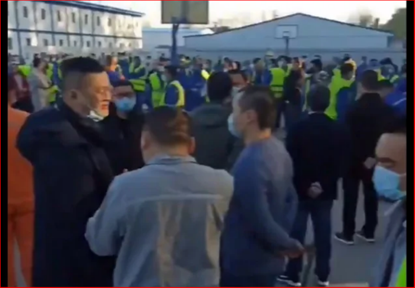 Công nhân Trung Quốc ở Omsk đình công đòi chính phủ cho phép về nước (Ảnh: Creaders).