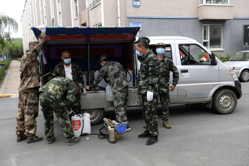 Quân đội được huy động tham gia khử trùng các khu dân cư (Ảnh: VCG).