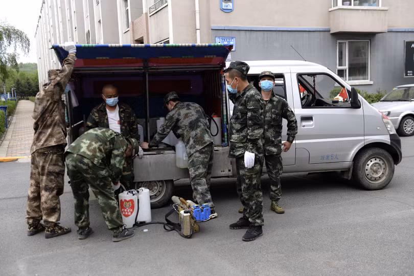 Quân đội được huy động tham gia khử trùng các khu dân cư (Ảnh: VCG).