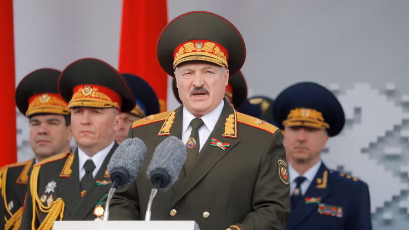 Tổng thống Lukashenko chủ trì lễ diễu binh diễu hành mừng Chiến thắng ngày 9/5 (Ảnh: Reuters).