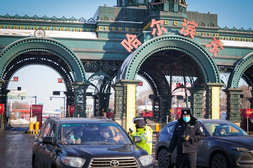 Thành phố Cáp Nhĩ Tân hiện đã đóng cửa các nhà hàng, quán ăn và cấm người và phương tiện không phải của địa phương ra vào (Ảnh: Reuters).