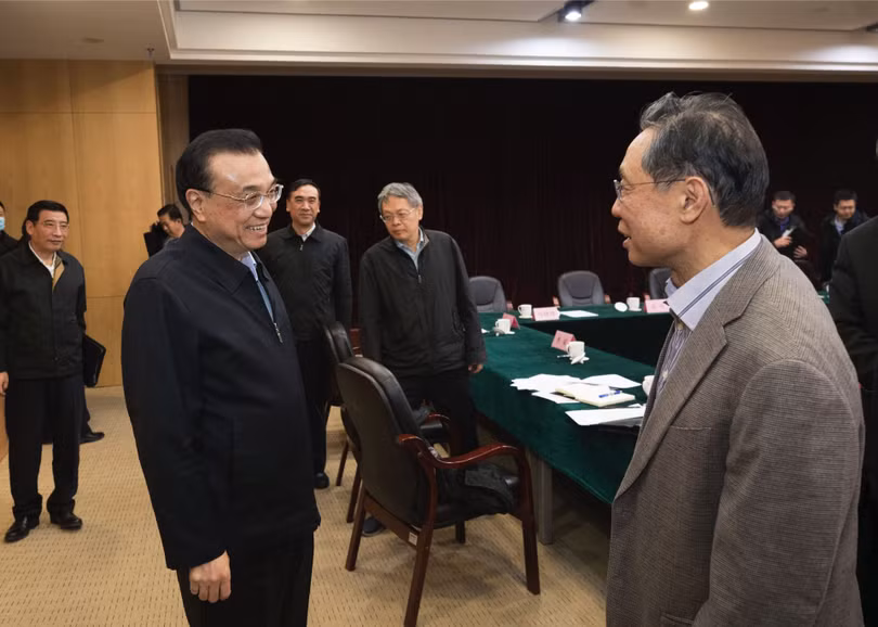 Ông Chung Nam Sơn gặp Thủ tướng Lý Khắc Cường hôm 30/1 sau khi đi khảo sát Vũ Hán về (Ảnh: Tân Hoa xã).