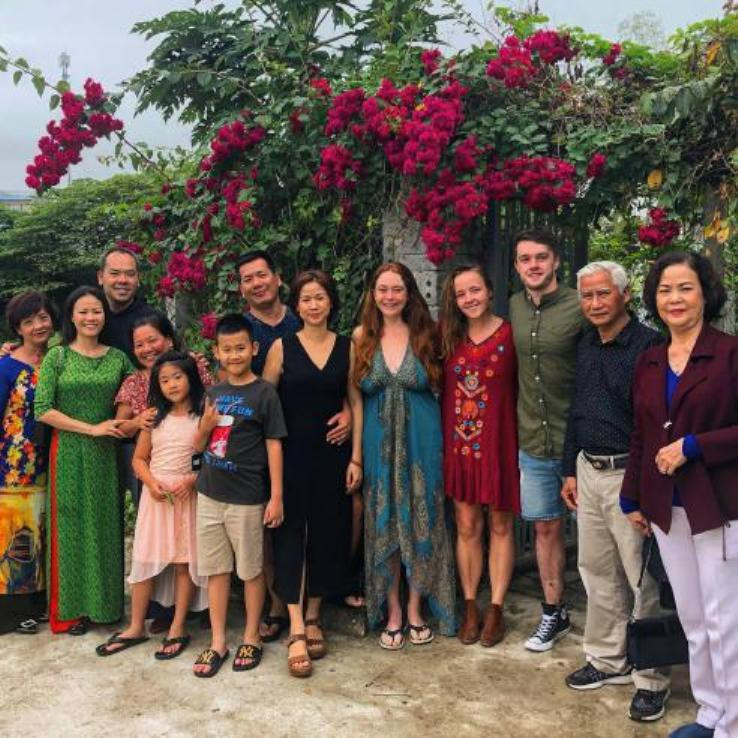 Becky Henson Walne, Richard Dineen và Sinead Goldsmith cùng người dân địa phương trước khi đại dịch Covid-19 bùng phát (Ảnh: echolive.ie). Becky Henson Walne, Richard Dineen và Sinead Goldsmith cùng người dân địa phương trước khi đại dịch Covid-19 bùng phát (Ảnh: echolive.ie).