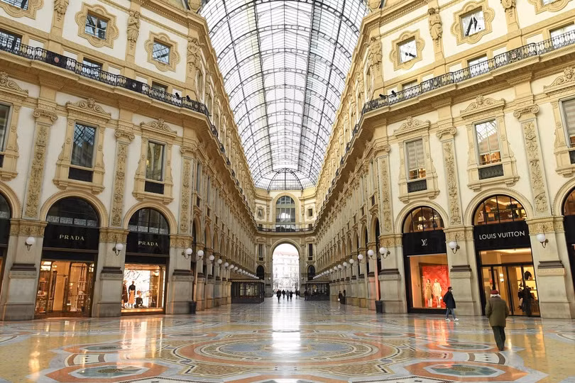 Một trung tâm thương mại ở Milan (Italia) trở nên gần như hoang giữa dịch Covid-19 (Ảnh: Xinhua)