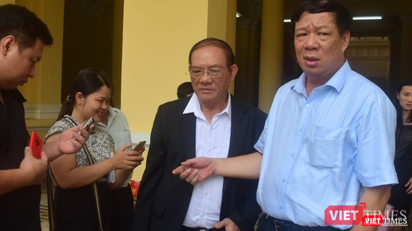 Các bị cáo ra về sau phiên sơ thẩm.