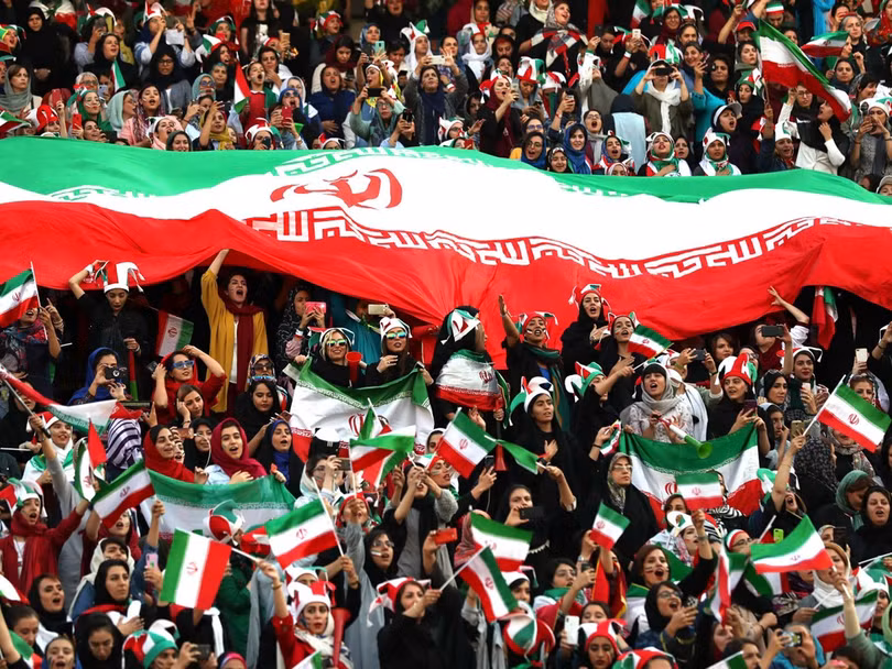 Cuồng nhiệt không kém các nam cổ động viên