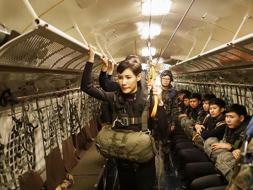 Sineenat Wongvajirapakdichuẩn bị nhảy dù