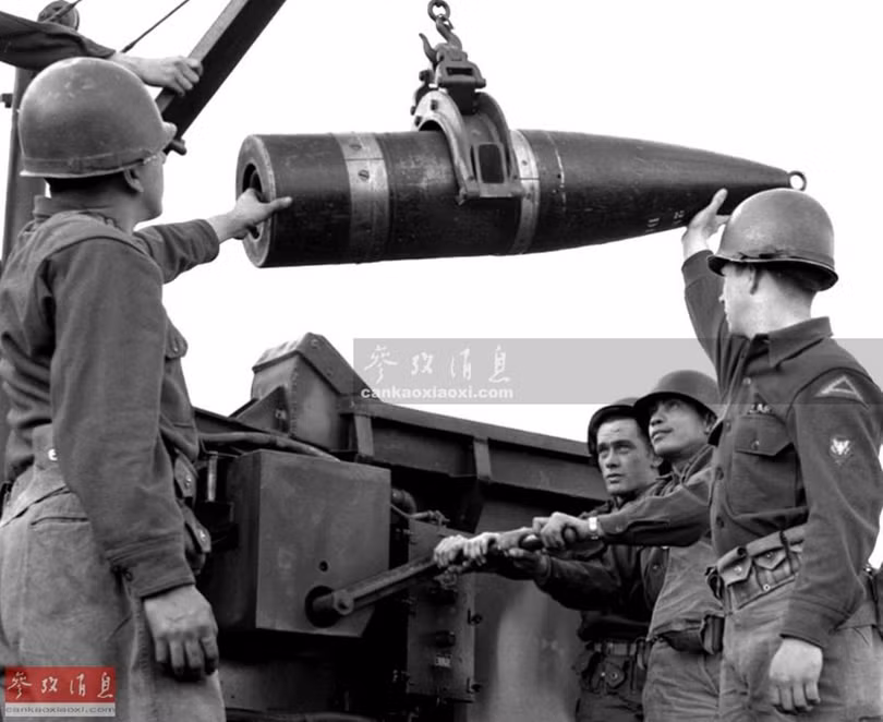 Các pháo thủ thao tác nạp đạn cho pháo M65 Các pháo thủ thao tác nạp đạn cho pháo M65