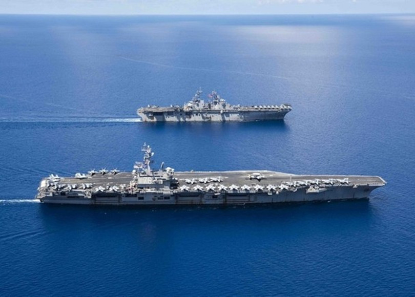 Tàu sân bay USS Ronald Reagan và tàu đổ bộ USS Boxer Tàu sân bay USS Ronald Reagan và tàu đổ bộ USS Boxer