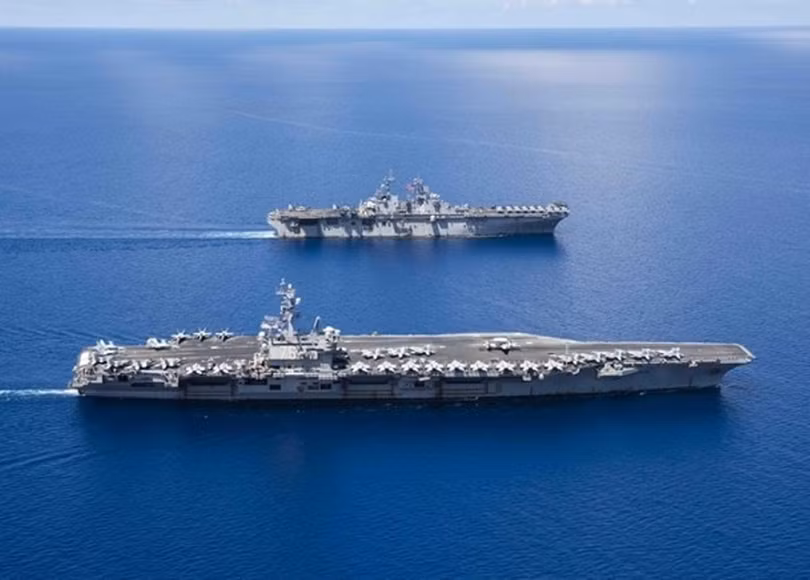 Tàu sân bay USS Ronald Reagan và tàu đổ bộ USS Boxer