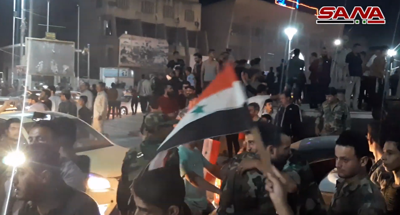 Dân chúng thị trấn miền Bắc Qamishli đổ ra đường chào đón quân đội chính phủ tiến vào tối 14/10