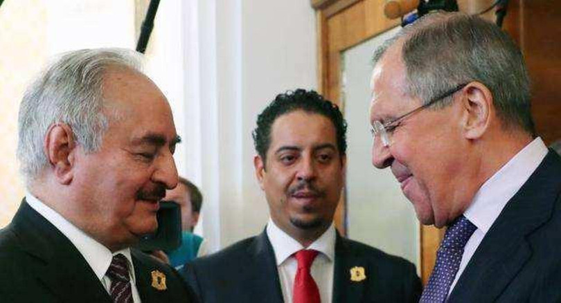 Ông Khalifa Belqasim Haftar (trái) và Ngoại trưởng Nga Sergei Lavrov. Lực lượng LNA của ông được Nga hậu thuẫn.