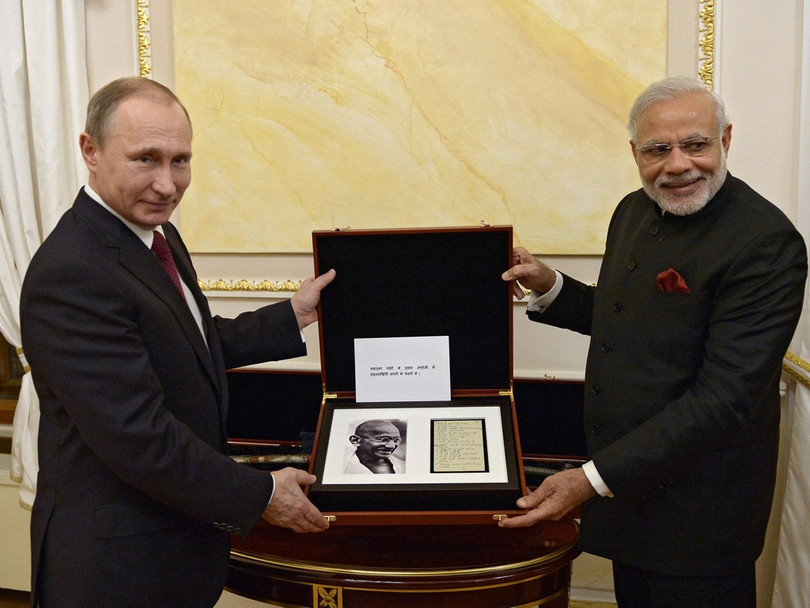 Cùng ngày 23 tháng 12 năm 2015, Thủ tướng Ấn Độ Narendra Modi đã tặng Tổng thống Nga Vladimir Putin bức chân dung “Thánh” Mahatma Gandhi – “Quốc phụ” của Ấn Độ.