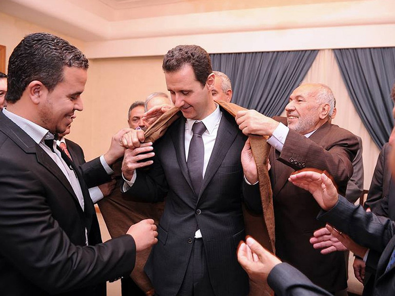 Ngày 6 tháng 11 năm 2013, một phái đoàn Algeria đã đến thăm Syria và đích thân khoác lên người Tổng thống Syria Bashar Assad một chiếc áo choàng da quý. Đây chính là món quà của phái đoàn tặng Tổng thống Assad.