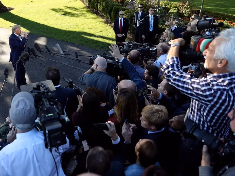 Sau cuộc gặp ông Lưu Hạc tại Nhà Trắng, ông Donald Trump tuyên bố với các nhà báo: "Chúng ta đã đến rất gần việc chấm dứt chiến tranh thương mại". Ảnh: Đa Chiều Sau cuộc gặp ông Lưu Hạc tại Nhà Trắng, ông Donald Trump tuyên bố với các nhà báo: "Chúng ta đã đến rất gần việc chấm dứt chiến tranh thương mại". Ảnh: Đa Chiều