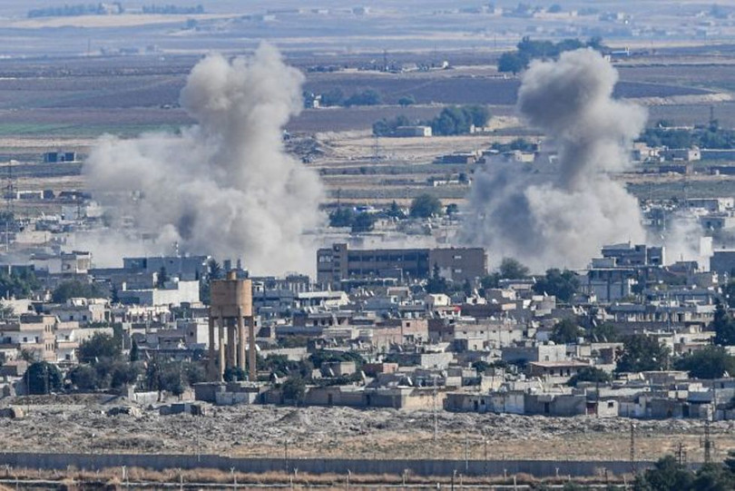Quân đội Thổ Nhĩ Kỳ bắn phá một thị trấn của người Kurd ở Bắc Syria hôm 14/10 Quân đội Thổ Nhĩ Kỳ bắn phá một thị trấn của người Kurd ở Bắc Syria hôm 14/10