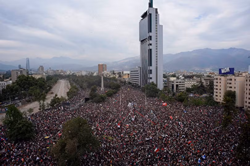 Cuộc biểu tình quy mô lớn chống chính phủ tại thủ đô Santiago ngày 25/10. Cuộc biểu tình quy mô lớn chống chính phủ tại thủ đô Santiago ngày 25/10.