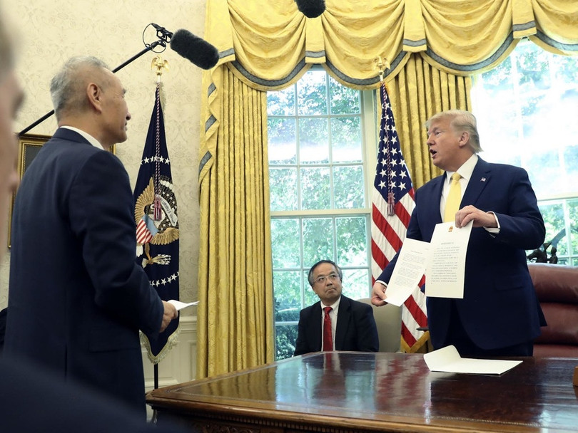 Ông Trump cho các phóng viên thấy bức thư của ông Tập Cận Bình