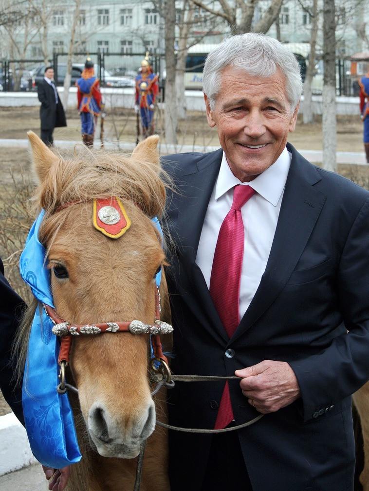 Ngày 10 tháng 4 năm 2014, ông Chuck Hagel, khi đó là Bộ trưởng Quốc phòng Hoa Kỳ, đã nhận món quà là con ngựa từ Bộ trưởng Quốc phòng Mông Cổ.