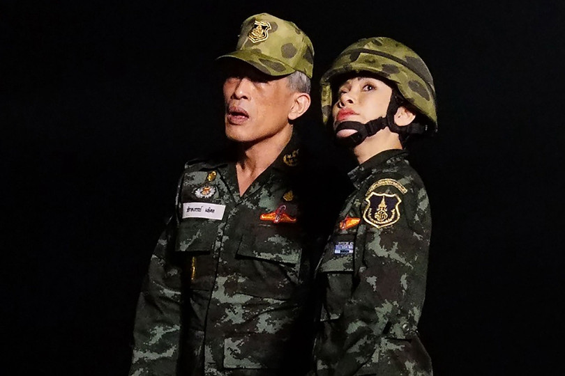 Thái tử Maha (nay là Quốc vương Rama X) và Sineenat Wongvajirapakdi